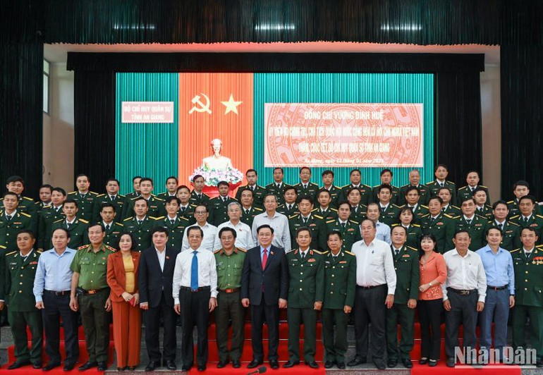Chủ tịch Quốc hội Vương Đình Huệ cùng các đại biểu với cán bộ, chiến sĩ Bộ Chỉ huy quân sự tỉnh An Giang. (Ảnh: Duy Linh)