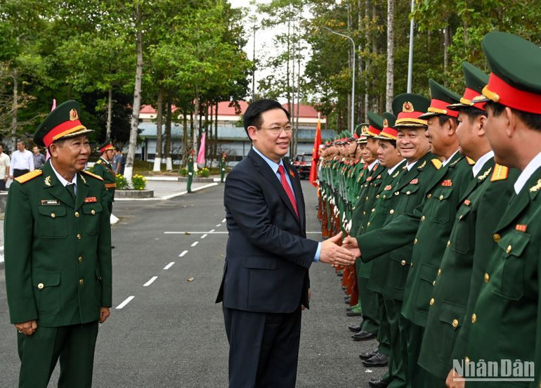 Chủ tịch Quốc hội Vương Đình Huệ với lãnh đạo Bộ Chỉ huy Quân sự tỉnh An Giang. (Ảnh: Duy Linh)