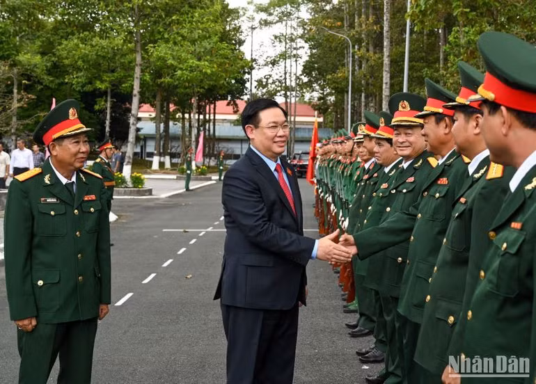 Chủ tịch Quốc hội Vương Đình Huệ với lãnh đạo Bộ Chỉ huy Quân sự tỉnh An Giang. (Ảnh: Duy Linh) Chủ tịch Quốc hội Vương Đình Huệ với lãnh đạo Bộ Chỉ huy Quân sự tỉnh An Giang. (Ảnh: Duy Linh)