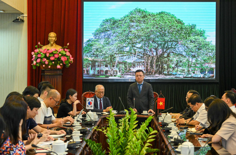 Tổng Biên tập Lê Quốc Minh chào mừng Đoàn công tác KPF đến thăm Báo Nhân Dân. (Ảnh: Duy Linh)