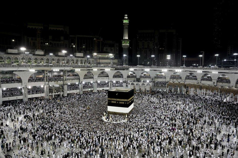 Những người hành hương đứng chung quanh đền thờ Kaaba tại Đại thánh đường ở thánh địa Mecca, ngày 7/9/2016. Một số vụ giẫm đạp nghiêm trọng đã xảy ra trong lễ hành hương Hajj. (Ảnh: Reuters)