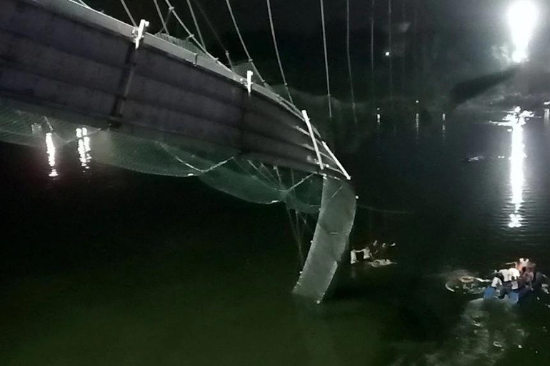 Hiện trường vụ sập cầu tại Ấn Độ, ngày 30/10. (Ảnh: Reuters)