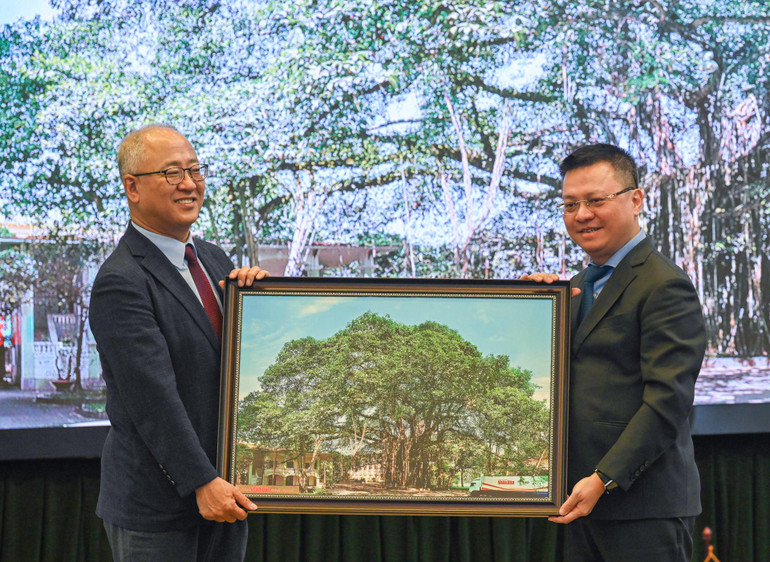 Tổng Biên tập Báo Nhân Dân Lê Quốc Minh tặng quà lưu niệm cho Đoàn công tác KPF. (Ảnh: Duy Linh)