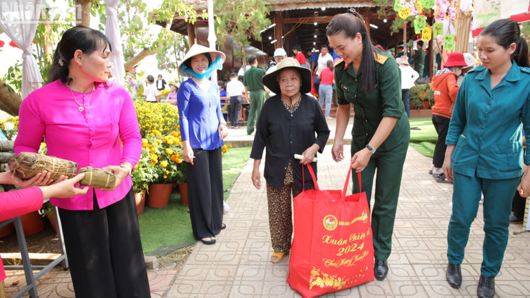 Nhân dân huyện biên giới Lộc Ninh được các lực lượng hỗ trợ khi tham gia “Chợ 0 đồng-Lan tỏa yêu thương”