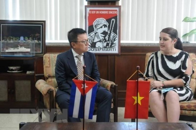 Đồng chí Lê Quốc Minh hội đàm với đồng chí Yailin Orta Rivera, Ủy viên Trung ương Đảng Cộng sản Cuba, Tổng Biên tập Báo Granma. (Ảnh: Mai Phương/TTXVN)