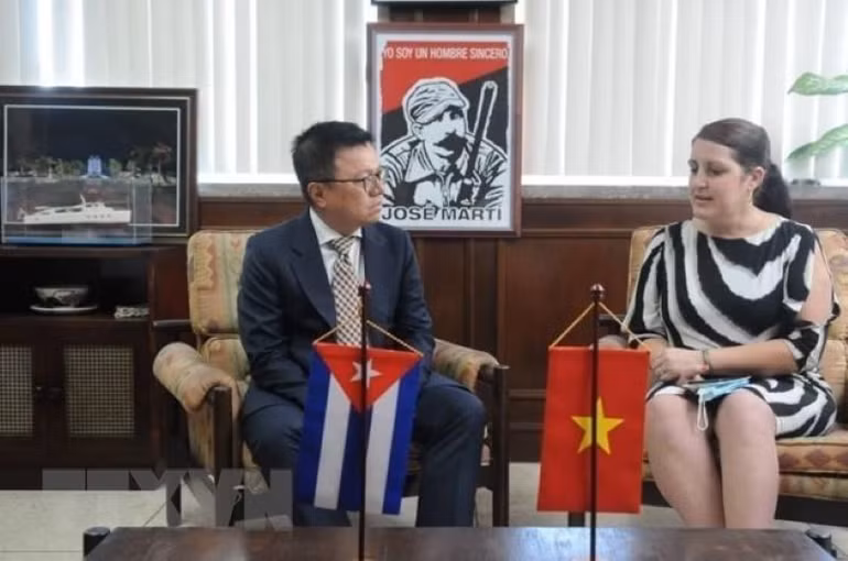Đồng chí Lê Quốc Minh hội đàm với đồng chí Yailin Orta Rivera, Ủy viên Trung ương Đảng Cộng sản Cuba, Tổng Biên tập Báo Granma. (Ảnh: Mai Phương/TTXVN) Đồng chí Lê Quốc Minh hội đàm với đồng chí Yailin Orta Rivera, Ủy viên Trung ương Đảng Cộng sản Cuba, Tổng Biên tập Báo Granma. (Ảnh: Mai Phương/TTXVN)
