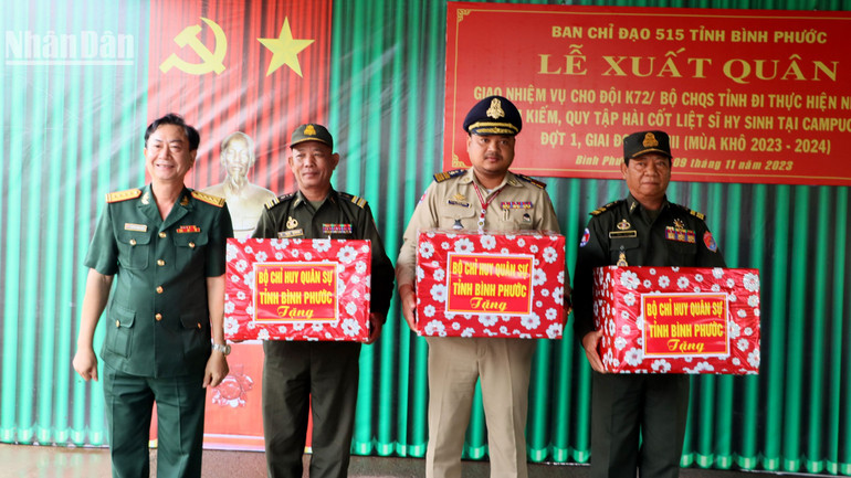 Lãnh đạo Quân khu 7 tặng quà lực lượng nước bạn Campuchia.