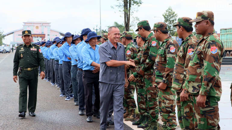 Đội K72 và lực lượng nước bạn Campuchia bắt tay đoàn kết thực hiện nhiệm vụ mới.