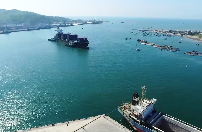 Các phương tiện thủy vươn ra lãnh hải quốc tế từ Cảng biển Nghi Sơn.