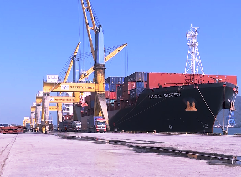 Bốc xếp hàng hóa container ở Cảng quốc tế Nghi Sơn.