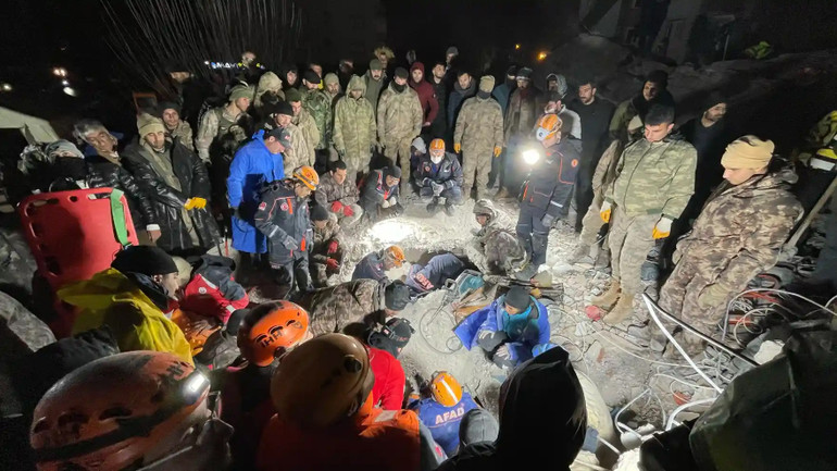 Lực lượng cứu nạn tiếp cận người phụ nữ bị mắc kẹt trong tòa nhà bị sập tại Sanlıurfa, Thổ Nhĩ Kỳ. (Ảnh: Anadolu Agency/Getty Images)