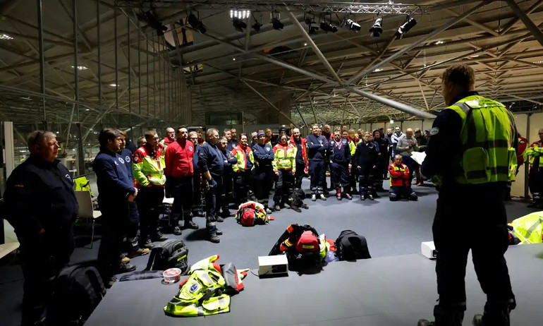Nhân viên cứu nạn của Đức chuẩn bị lên máy bay tại sân bay Cologne-Bonn ở Đức để tới Thổ Nhĩ Kỳ. (Ảnh: Reuters) Nhân viên cứu nạn của Đức chuẩn bị lên máy bay tại sân bay Cologne-Bonn ở Đức để tới Thổ Nhĩ Kỳ. (Ảnh: Reuters)