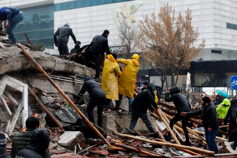 Lực lượng cứu nạn cứu người bị mắc kẹt trong đống đổ nát tại Gaziantep, Thổ Nhĩ Kỳ. (Ảnh: Zakariya Yahya/IMAGESLIVE/ZUMA Press Wire/REX/Shutterstock) Lực lượng cứu nạn cứu người bị mắc kẹt trong đống đổ nát tại Gaziantep, Thổ Nhĩ Kỳ. (Ảnh: Zakariya Yahya/IMAGESLIVE/ZUMA Press Wire/REX/Shutterstock)