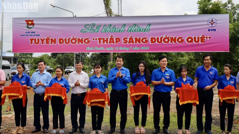 Hoạt động cắt băng khánh thành tuyến đường "thắp sáng đường quê của Chiến dịch tình nguyện “Kỳ nghỉ hồng”.