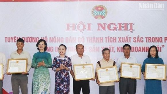 Lãnh đạo tỉnh Bình Phước tặng bằng khen cho các hộ nông dân sản xuất-kinh doanh giỏi.