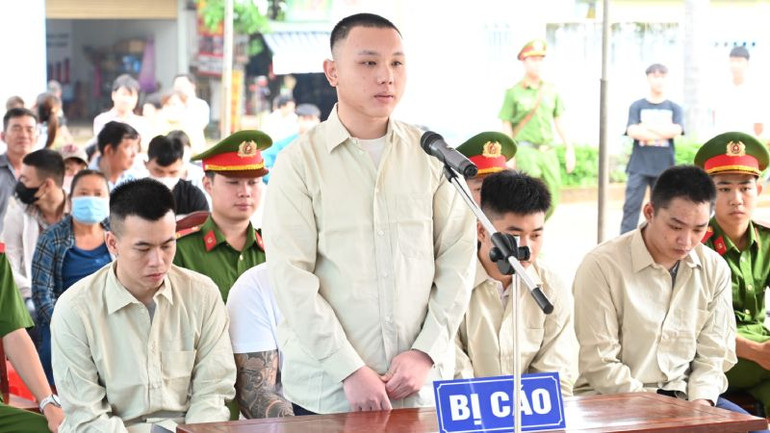 Các bị cáo khai nhận tội trước tòa.