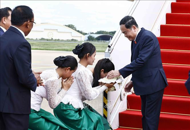 Lễ đón Chủ tịch Quốc hội Trần Thanh Mẫn tại sân bay Quốc tế Pochentong, Thủ đô Phnom Penh.