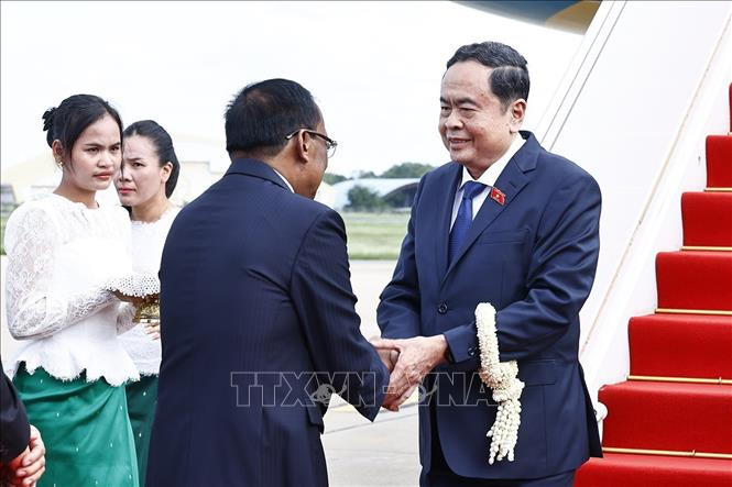Lãnh đạo cấp cao Campuchia đón Chủ tịch Quốc hội Trần Thanh Mẫn tại sân bay.