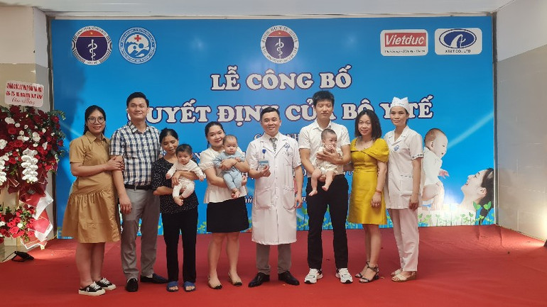 Thầy thuốc Bệnh viện Sản Nhi tỉnh chia vui với các gia đình.