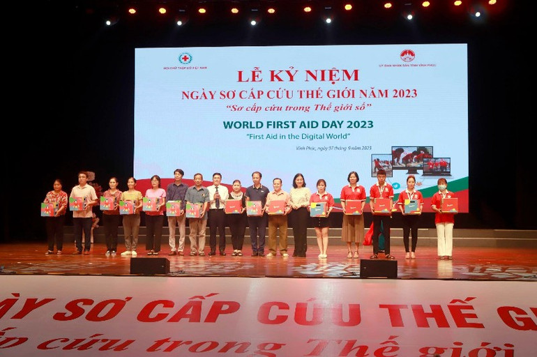 Trao tặng dụng cụ huấn luyện sơ cấp cứu, túi sơ cấp cứu.