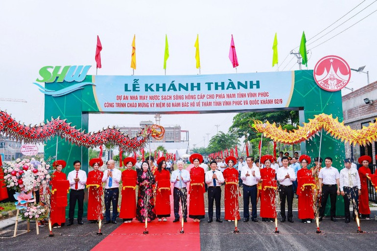 Các đại biểu cắt băng khánh thành Nhà máy nước sạch Sông Hồng.