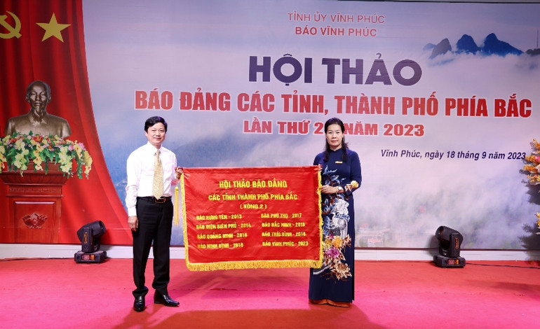 Lãnh đạo Báo Vĩnh Phúc trao cờ luân lưu đăng cai hội thảo cho Báo Bắc Giang.