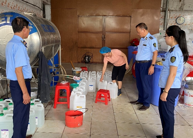 Kiểm tra rượu sản xuất thủ công tại phường Tích Sơn, thành phố Vĩnh Yên. (Ảnh: HH)