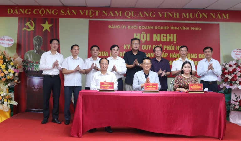 Ký Quy chế phối hợp giữa Bí thư Chi bộ, Chủ tịch Công đoàn với Tổng giám đốc Công ty.