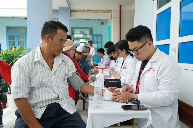 Đoàn công tác tổ chức khám, cấp thuốc miễn phí cho ngư dân xã Cà Ná và Phước Diêm, huyện Thuận Nam, tỉnh Ninh Thuận.