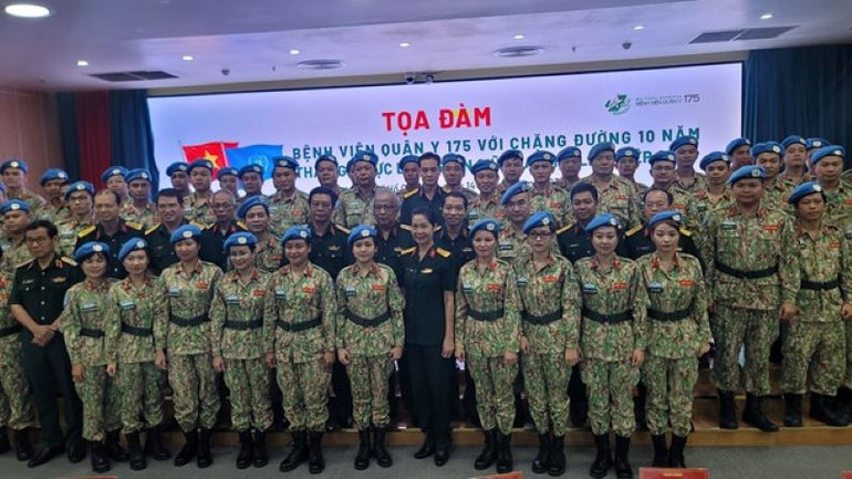 Đại biểu tham dự chụp hình lưu niệm tại buổi tọa đàm.