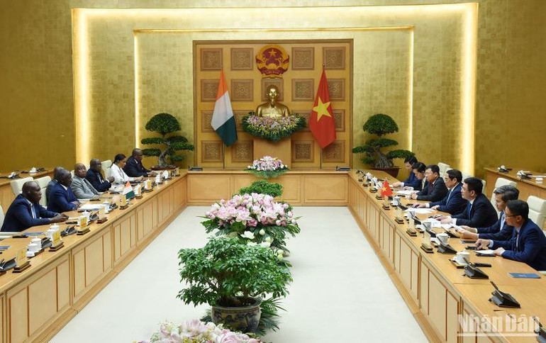 Thủ tướng Phạm Minh Chính tiếp Chủ tịch Quốc hội Bờ Biển Ngà Adama Bictogo.