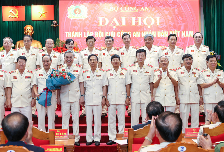 Ban Chấp hành Hội Cựu Công an nhân dân Việt Nam ra mắt đại hội.