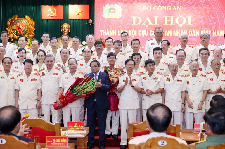 Thủ tướng chụp ảnh lưu niệm với các đại biểu dự Đại hội.