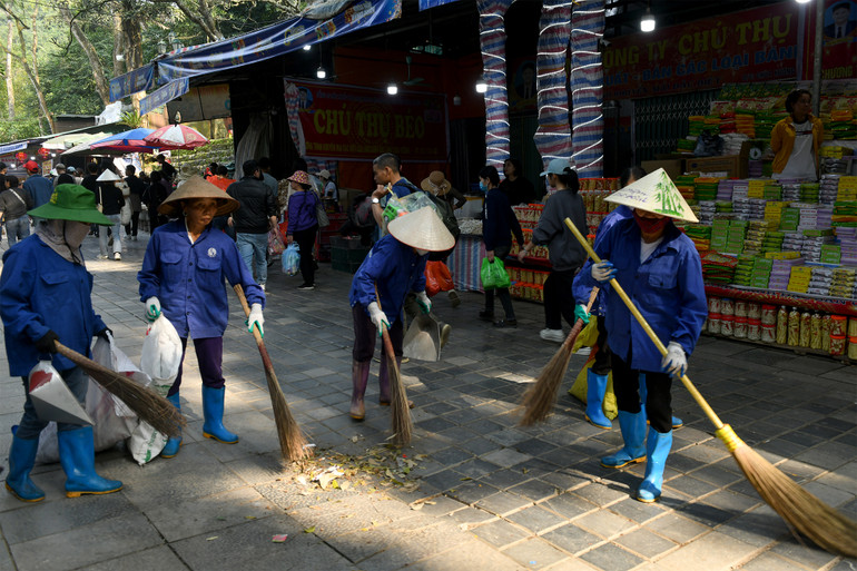 Công tác vệ sinh môi trường khu di tích thắng cảnh Hương Sơn và chùa Hương được bảo đảm sạch đẹp. Công tác vệ sinh môi trường khu di tích thắng cảnh Hương Sơn và chùa Hương được bảo đảm sạch đẹp.