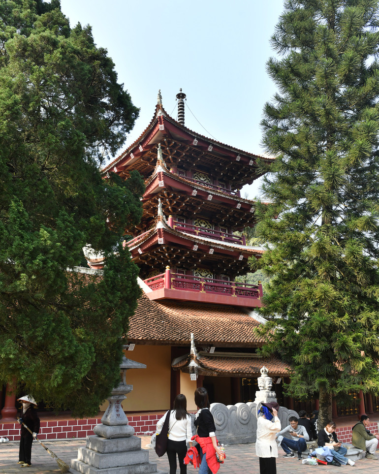 Kiến trúc truyền thống hài hòa với thiên nhiên tại quần thể khu di tích thắng cảnh Hương Sơn và chùa Hương. Kiến trúc truyền thống hài hòa với thiên nhiên tại quần thể khu di tích thắng cảnh Hương Sơn và chùa Hương.