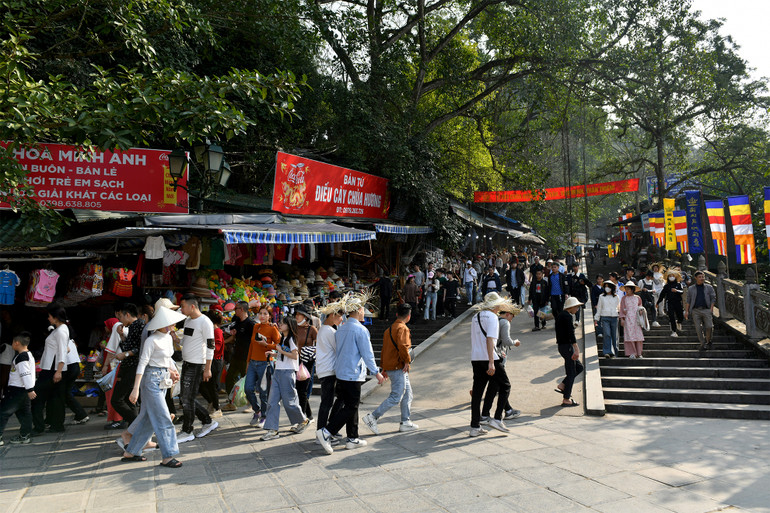 Rất đông người dân địa phương và du khách hành hương lễ Phật. Rất đông người dân địa phương và du khách hành hương lễ Phật.