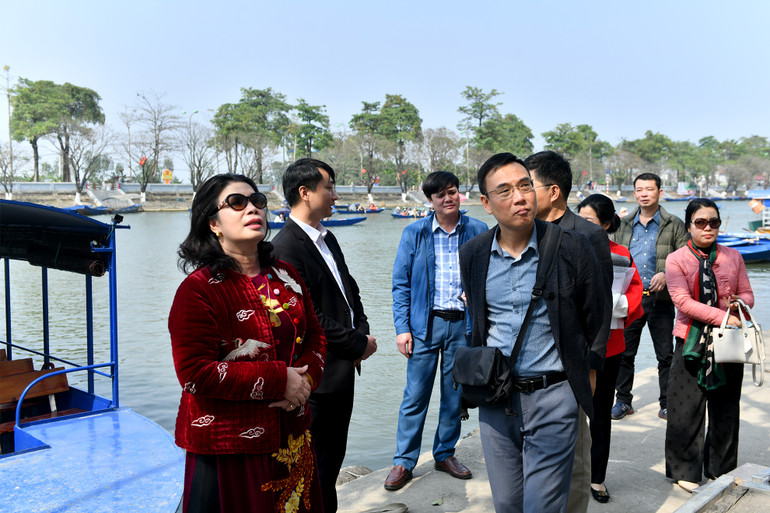 Trực tiếp kiểm tra công tác chuẩn bị khai hội chùa Hương - Xuân Giáp Thìn năm 2024, Phó Giám đốc Sở Văn hóa và Thể thao Hà Nội Trần Thị Vân Anh (ngoài cùng bên trái) cho biết đây là năm đầu tiên Hà Nội thực hiện Bộ tiêu chí về Xây dựng môi trường văn hóa trong lễ hội truyền thống do Bộ Văn hóa, Thể thao và Du lịch ban hành. Đồng chí đề nghị các địa phương tập huấn cho cán bộ, bộ phận phục vụ lễ hội thái độ, ứng xử bảo đảm môi trường văn hóa trong lễ hội đặc biệt trong những ngày đầu năm. Phần lễ phải bảo đảm truyền thống của địa phương, phần hội cần tổ chức vui tươi, lành mạnh. Trực tiếp kiểm tra công tác chuẩn bị khai hội chùa Hương - Xuân Giáp Thìn năm 2024, Phó Giám đốc Sở Văn hóa và Thể thao Hà Nội Trần Thị Vân Anh (ngoài cùng bên trái) cho biết đây là năm đầu tiên Hà Nội thực hiện Bộ tiêu chí về Xây dựng môi trường văn hóa trong lễ hội truyền thống do Bộ Văn hóa, Thể thao và Du lịch ban hành. Đồng chí đề nghị các địa phương tập huấn cho cán bộ, bộ phận phục vụ lễ hội thái độ, ứng xử bảo đảm môi trường văn hóa trong lễ hội đặc biệt trong những ngày đầu năm. Phần lễ phải bảo đảm truyền thống của địa phương, phần hội cần tổ chức vui tươi, lành mạnh.