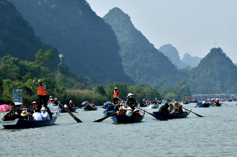 Đồng chí Nguyễn Đình Toàn, Phó Trưởng Ban Quản lý khu di tích - thắng cảnh Hương Sơn, huyện Mỹ Đức, Hà Nội cho biết: Công tác điều hành vận chuyển thuyền đò phục vụ du khách về tham quan lễ phật năm nay, do Hợp tác xã du lịch chùa Hương đảm nhận, bảo an toàn văn minh và lịch sự. Đồng chí Nguyễn Đình Toàn, Phó Trưởng Ban Quản lý khu di tích - thắng cảnh Hương Sơn, huyện Mỹ Đức, Hà Nội cho biết: Công tác điều hành vận chuyển thuyền đò phục vụ du khách về tham quan lễ phật năm nay, do Hợp tác xã du lịch chùa Hương đảm nhận, bảo an toàn văn minh và lịch sự.