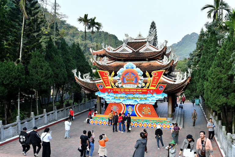 Ngày mồng 3 Tết thời tiết nắng đẹp, rất thuận lợi cho du khách trẩy hội chùa Hương. Ngày mồng 3 Tết thời tiết nắng đẹp, rất thuận lợi cho du khách trẩy hội chùa Hương.