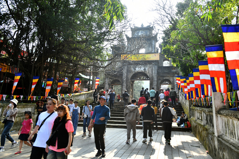 Nô nức trẩy hội chùa Hương. Nô nức trẩy hội chùa Hương.