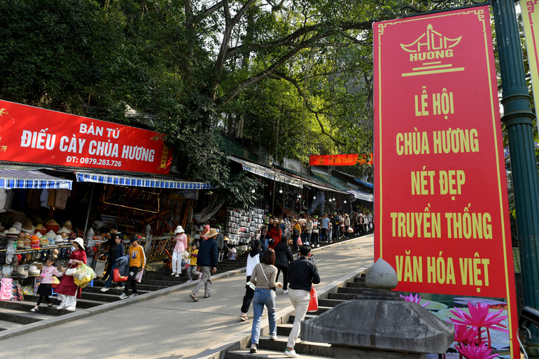 Lễ hội chùa Hương - Nét đẹp truyền thống văn hóa Việt Nam. Lễ hội chùa Hương - Nét đẹp truyền thống văn hóa Việt Nam.