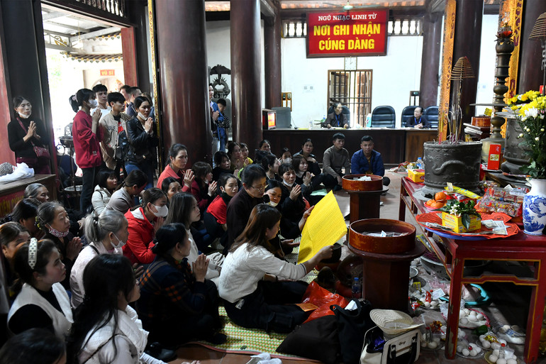 Các Phật tử và khách hành hương thành kính lễ Phật. Các Phật tử và khách hành hương thành kính lễ Phật.