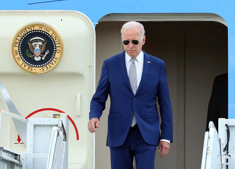 Tổng thống Joe Biden tới Sân bay quốc tế Nội Bài. (Ảnh: TTXVN)