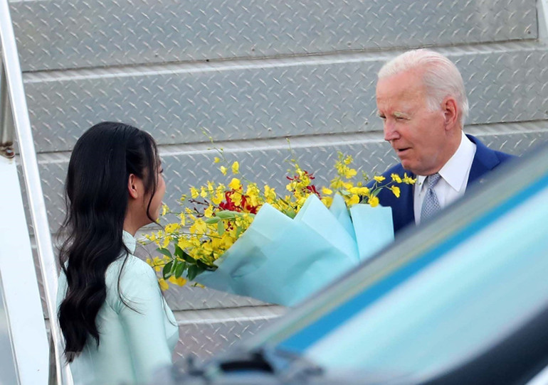 Thiếu nữ Thủ đô tặng hoa, chào mừng Tổng thống Hoa Kỳ Joe Biden đến Hà Nội, bắt đầu chuyến thăm cấp Nhà nước tới Việt Nam. (Ảnh: TTXVN)