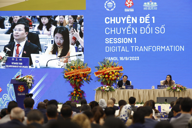 Các đại biểu lắng nghe ý kiến về chuyển đổi số. (Ảnh: DUY LINH) Các đại biểu lắng nghe ý kiến về chuyển đổi số. (Ảnh: DUY LINH)