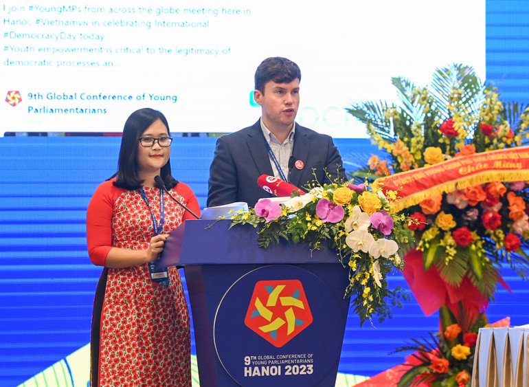 Chủ tịch Diễn đàn Nghị sĩ trẻ IPU Dan Carden và đại biểu Quốc hội Việt Nam Hà Ánh Phượng trình bày dự thảo Tuyên bố của Hội nghị. (Ảnh: DUY LINH) Chủ tịch Diễn đàn Nghị sĩ trẻ IPU Dan Carden và đại biểu Quốc hội Việt Nam Hà Ánh Phượng trình bày dự thảo Tuyên bố của Hội nghị. (Ảnh: DUY LINH)