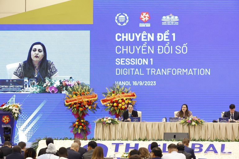 Bà Cynthia Lopez Castro, Chủ tịch Diễn đàn Nữ nghị sĩ IPU nêu ý kiến tại phiên thảo luận. (Ảnh: DUY LINH) Bà Cynthia Lopez Castro, Chủ tịch Diễn đàn Nữ nghị sĩ IPU nêu ý kiến tại phiên thảo luận. (Ảnh: DUY LINH)