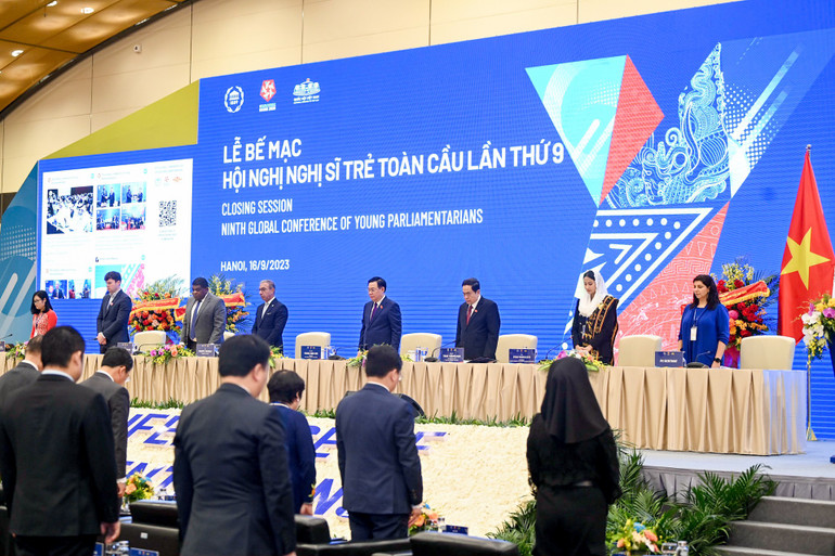 Các đại biểu đã dành 1 phút mặc niệm nạn nhân thiệt mạng trong các thảm họa động đất, lũ lụt và hỏa hoạn vừa qua tại Maroc, Libya và Việt Nam. (Ảnh: DUY LINH) Các đại biểu đã dành 1 phút mặc niệm nạn nhân thiệt mạng trong các thảm họa động đất, lũ lụt và hỏa hoạn vừa qua tại Maroc, Libya và Việt Nam. (Ảnh: DUY LINH)