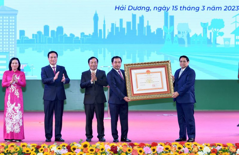 Thủ tướng Phạm Minh Chính trao Quyết định công nhận tỉnh Hải Dương hoàn thành nhiệm vụ xây dựng nông thôn mới.