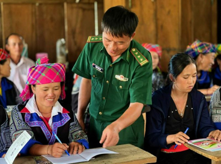 Cán bộ Đồn Biên phòng Mường Lèo hướng dẫn những nét chữ đầu tiên cho học viên tham gia lớp học.
